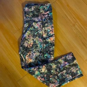 Lululemon cropped yoga pants